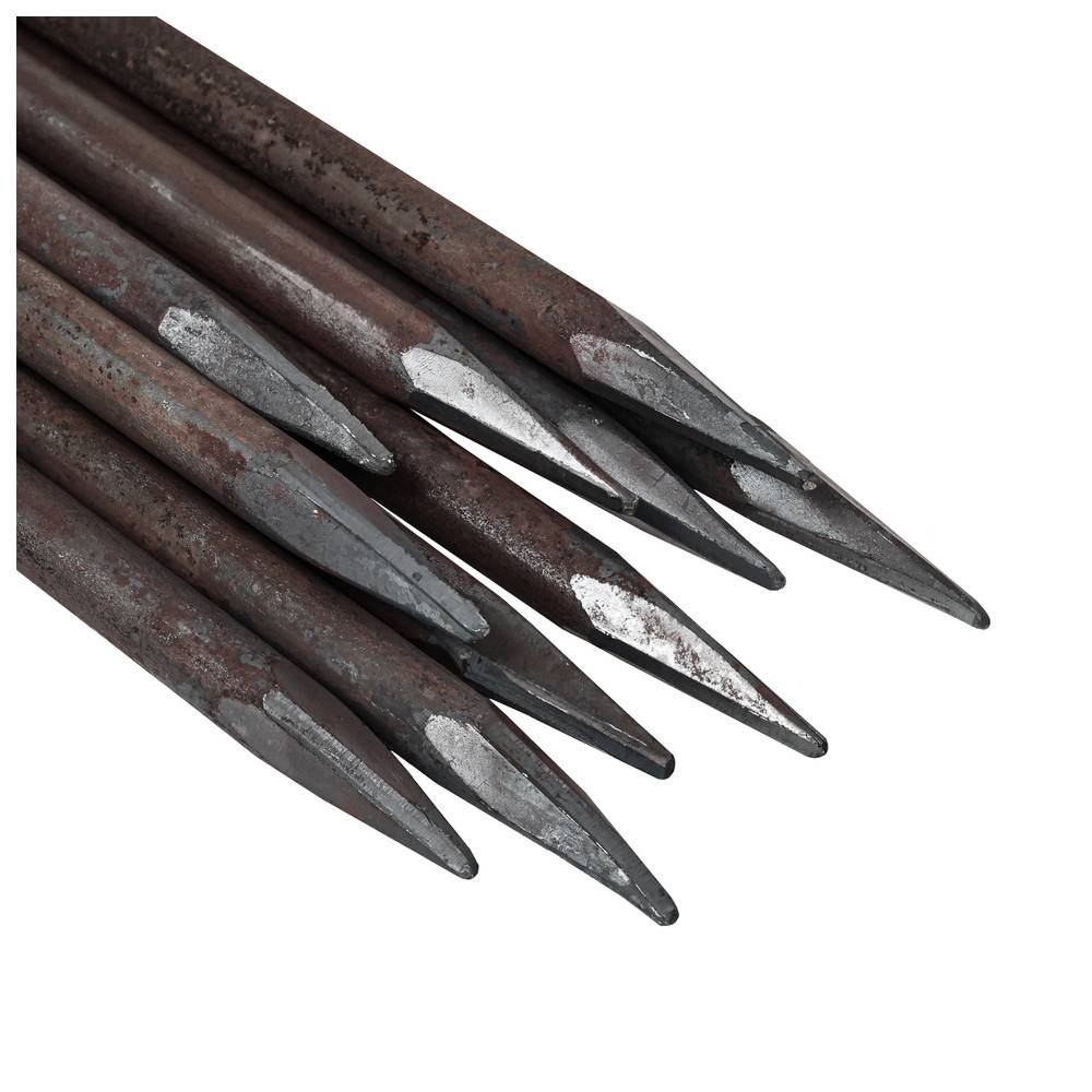 Ein Cluster aus rostigen Metallmeißeln mit scharfen, spitzen Spitzen; verwendet zum Schnitzen oder Modellieren.