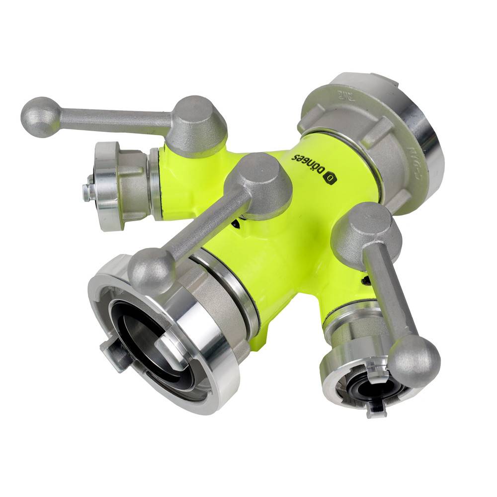 Ein heller gelber Drei-Wege-Feuerwehrschlauchverteiler mit silbernen Hebeln und Kappen, konzipiert für die Wasserverteilung aus einer einzelnen Quelle.