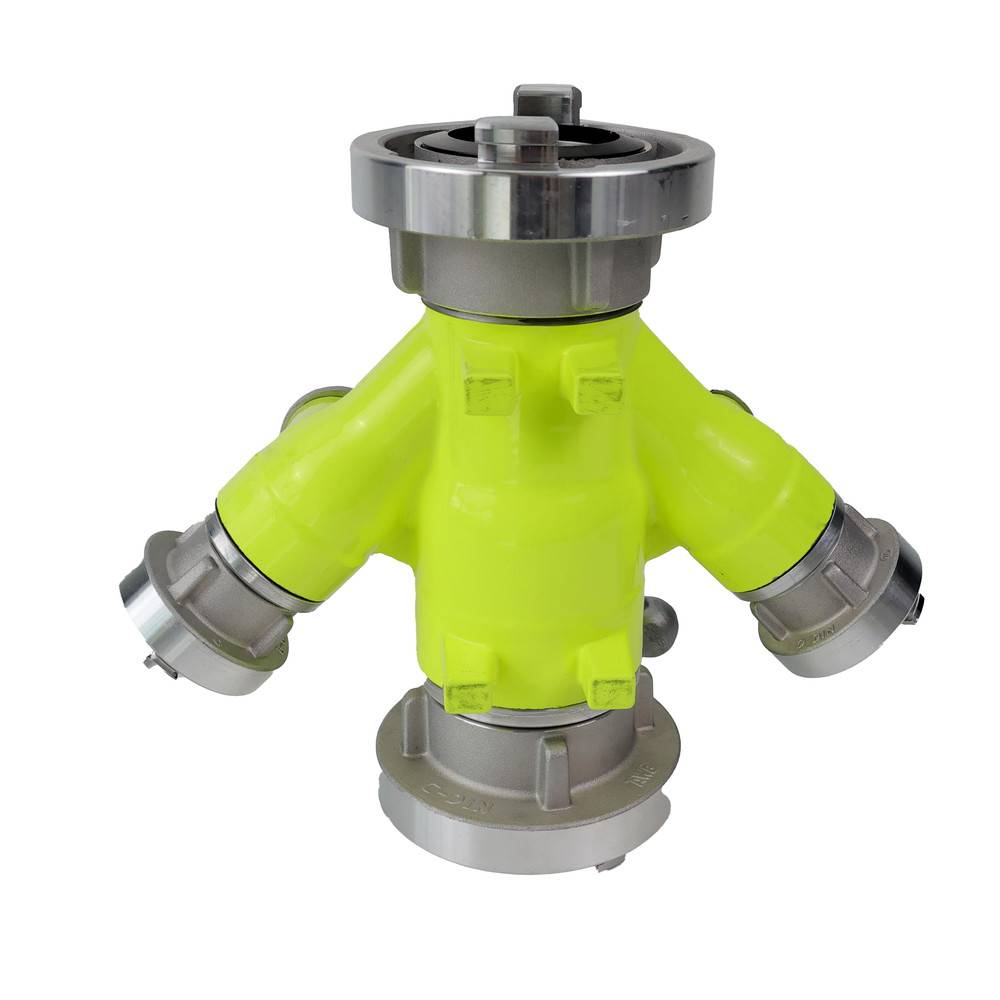 Ein heller gelber Feuerwehrhydrant mit Dreiwege-Ventil und silbernen Anschlüssen, der zur Steuerung des Wasserflusses bei Löscheinsätzen verwendet wird.