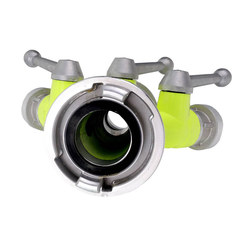 Ein grüner, industrieller Rohrverbinder mit mehreren Ausgängen und Metallarmaturen, von vorne betrachtet, mit seiner kreisförmigen Öffnung.