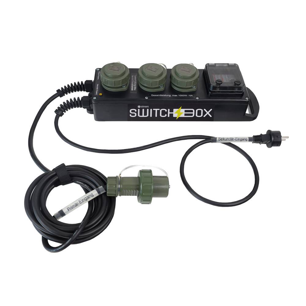 Eine Stromverteilungseinheit mit drei grünen Steckdosenabdeckungen, beschriftet mit ‚SCHALTKASTEN', und einem aufgerollten schwarzen Kabel mit angeschlossenem Stecker.