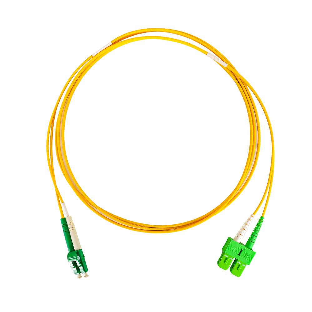 Ein gelbes Glasfaser-Patchkabel mit grünen Steckern an beiden Enden, verwendet für Netzwerkverbindungen.