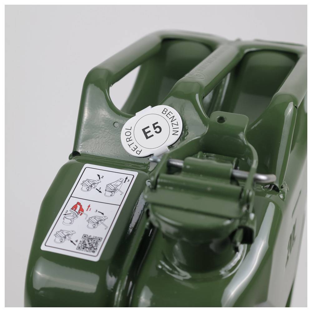 Grüner Metallbenzinkanister mit beschrifteten Anweisungen zum Öffnen. Weißer Aufkleber auf der Oberseite mit der Aufschrift 