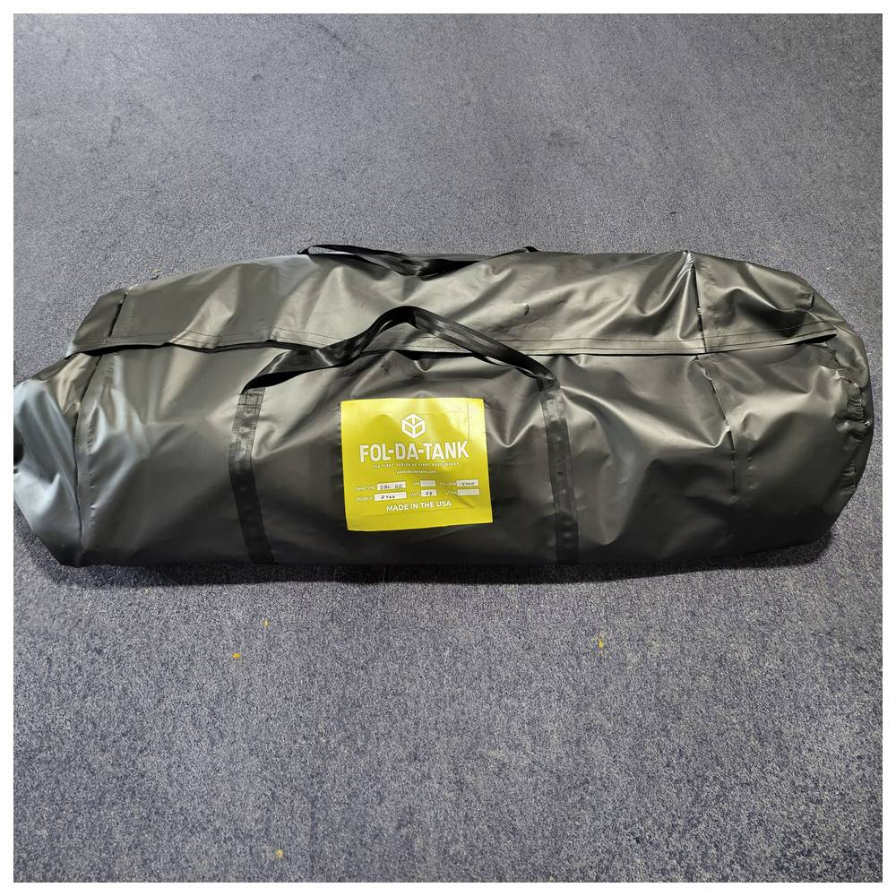 Eine schwarze zylindrische Tasche mit einem gelben Etikett, auf dem 