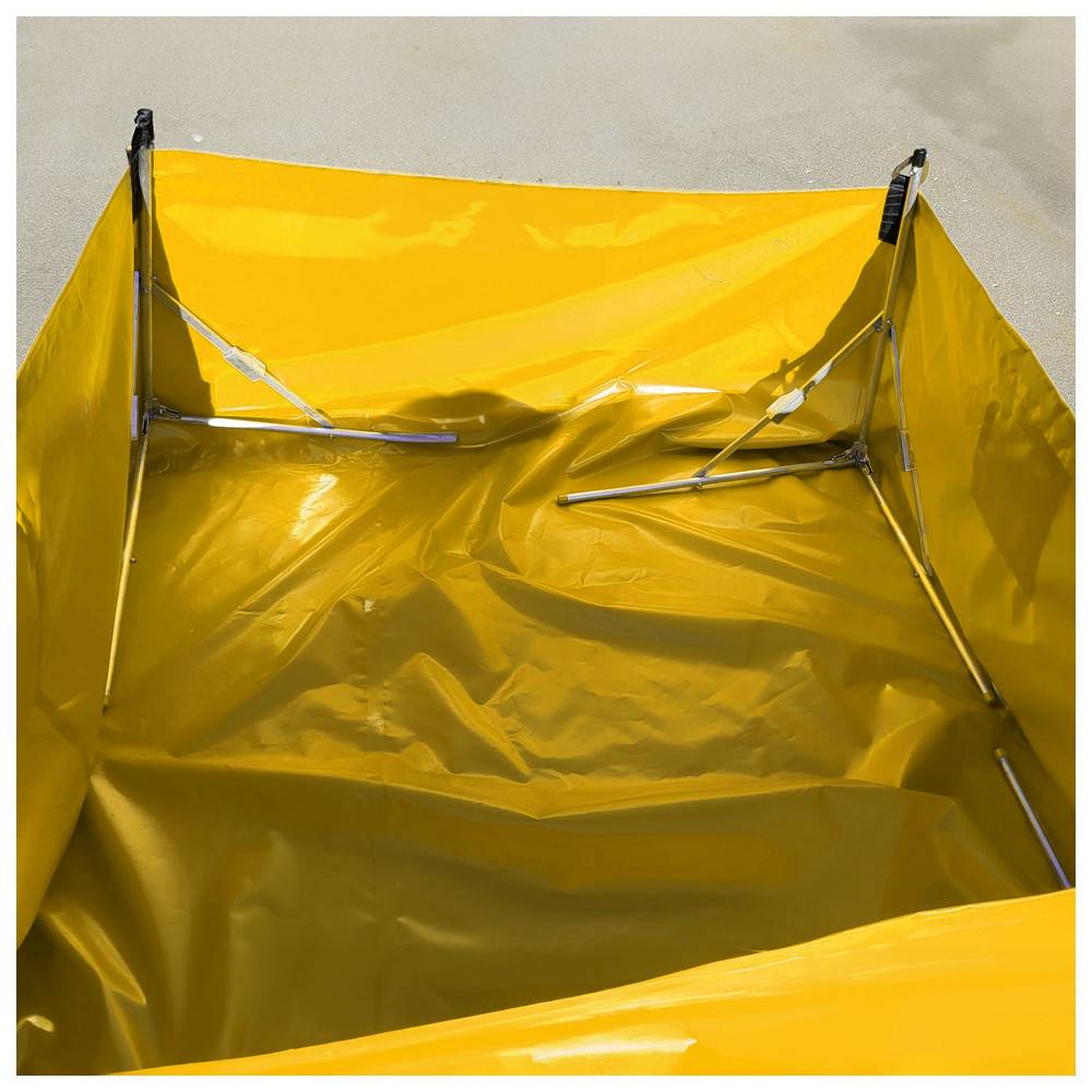 Gelbe Plane, die von einem Metallrahmen gestützt wird und einen rechteckigen offenen Container bildet, wahrscheinlich zum Sammeln oder Aufbewahren von Materialien verwendet.