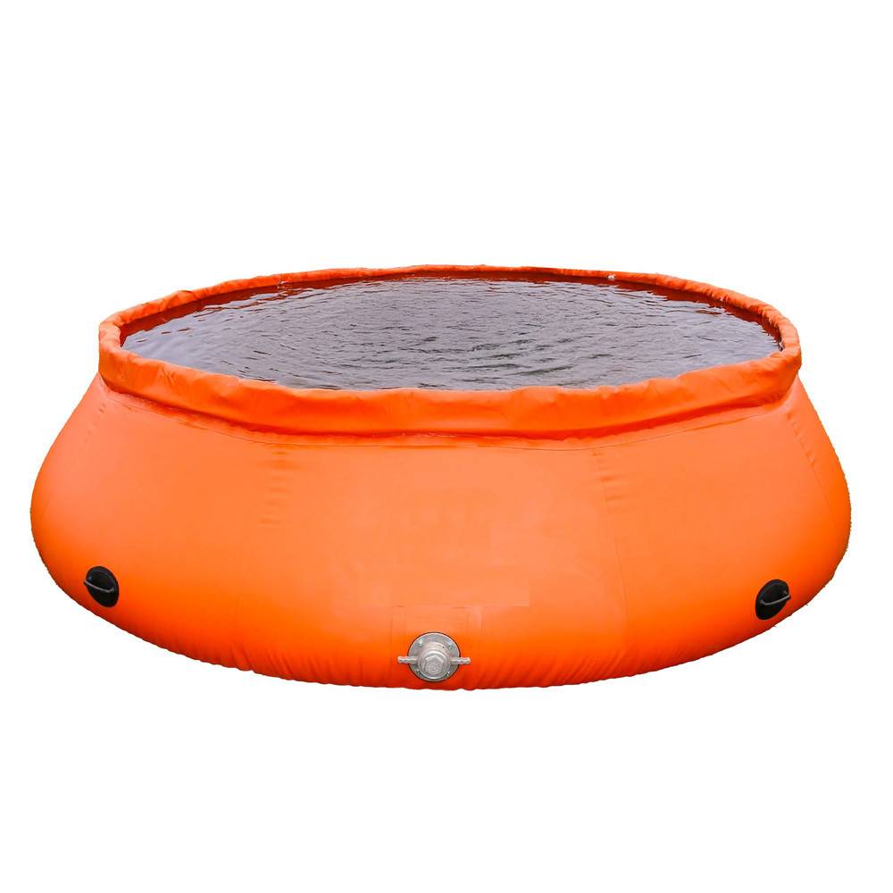 Ein orangefarbener aufblasbarer Wassertank, gefüllt mit Wasser, der eine runde Form und ein Ventil am Boden zeigt.