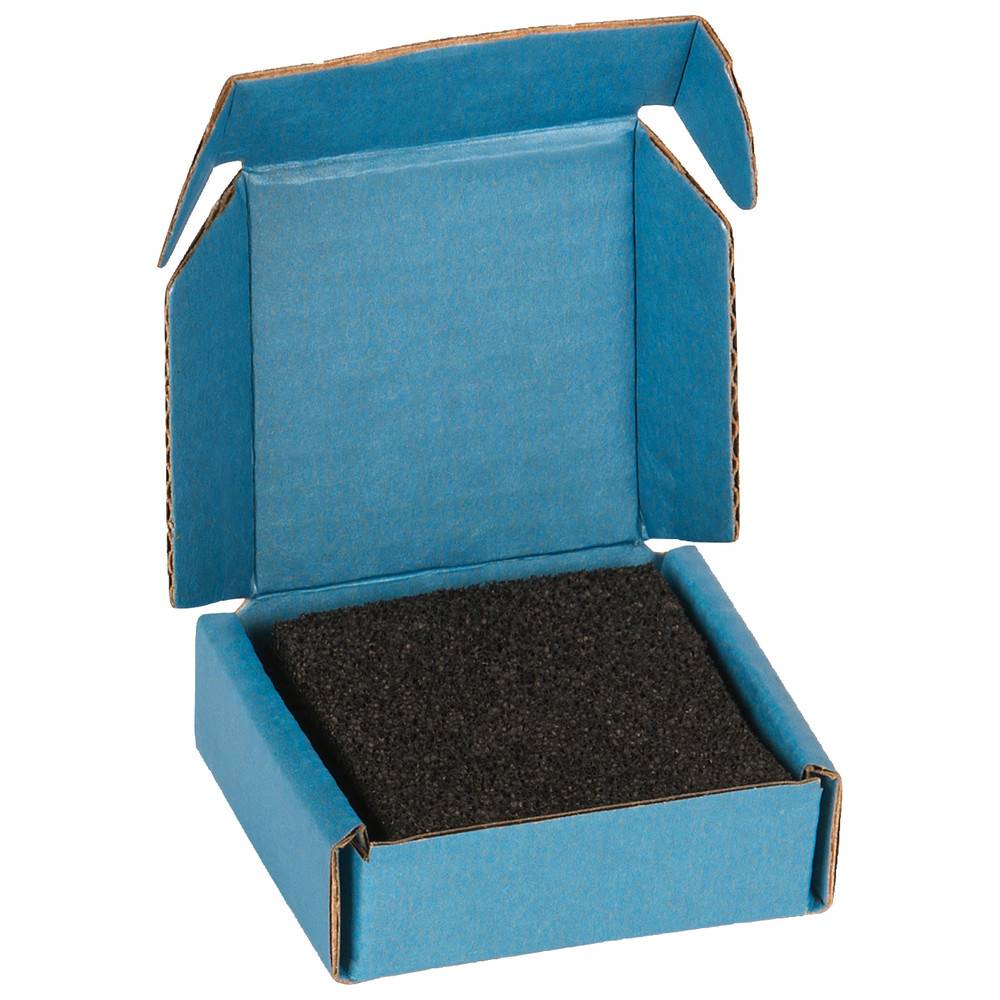 Eine kleine, offene blaue Pappschachtel mit schwarzem Schaumstoff im Inneren, die zur Verpackung oder Aufbewahrung kleiner Gegenstände verwendet wird. Die Schachtelklappen sind geöffnet und aufgestellt.