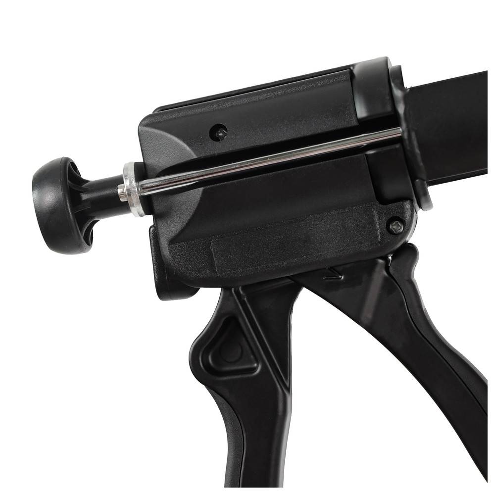 Eine Nahaufnahme eines schwarzen, verstellbaren Dichtstoffpistolen-Griffs, der den Auslöser und den Freigabemechanismus zum Auftragen von Dichtungsmittel oder Klebstoff zeigt.