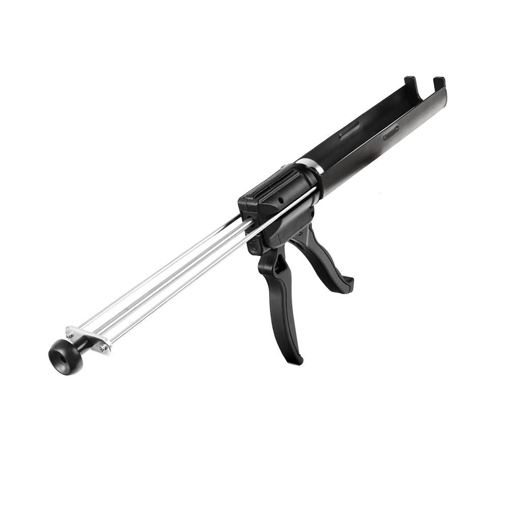 Eine schwarze und silberne Kartuschenpistole wird auf einem weißen Hintergrund gezeigt, mit einem schwarzen Griff, einem Metallrahmen und einem offenen Lauf zum Halten von Dichtungsmitteltuben.