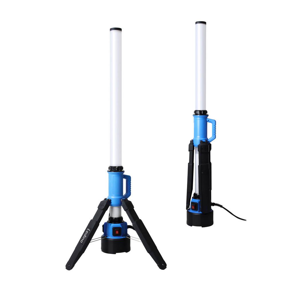 Zwei tragbare LED-Arbeitsleuchten mit blauen Griffen und stabilen Dreibeinständern. Die linke Leuchte zeigt einen ausgefahrenen Stativ; die rechte Leuchte ist eingezogen.