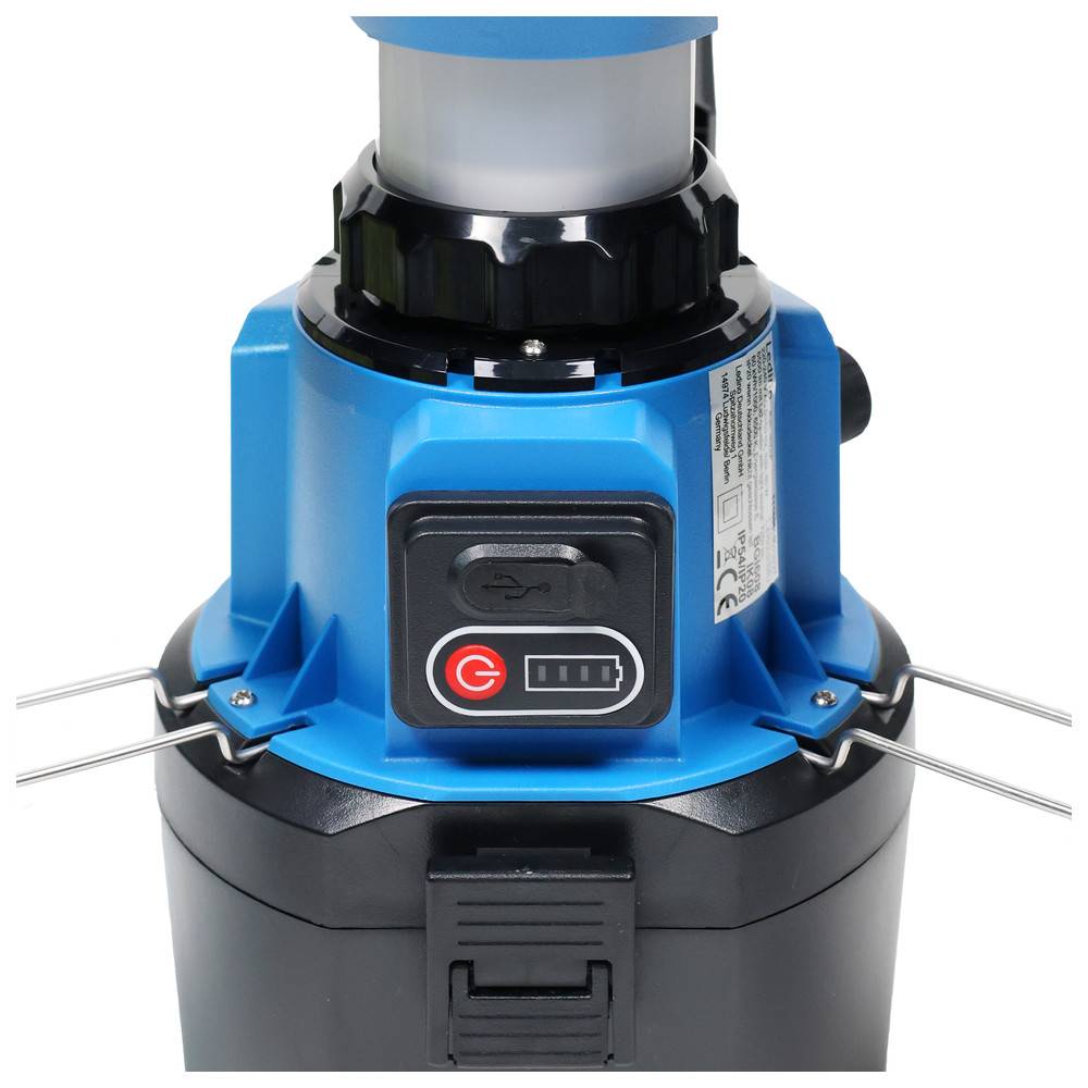 Eine blaue und schwarze Maschine mit einer Einschalttaste und einer Ladeanzeige an der Vorderseite, die für den Außeneinsatz konzipiert ist.