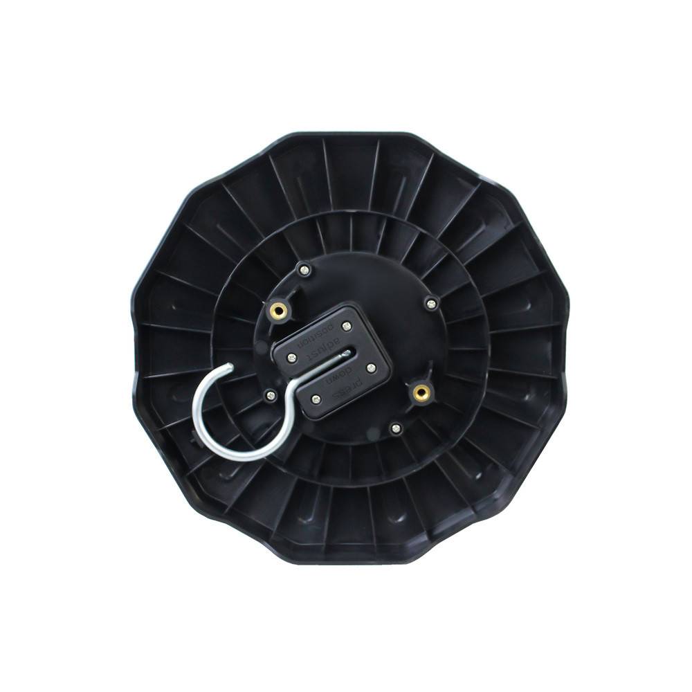 Schwarze kreisförmige elektronische Vorrichtung mit einem Metallhaken, möglicherweise eine an der Decke montierte Leuchte, von unten betrachtet, wobei das Design der Unterseite sichtbar ist.