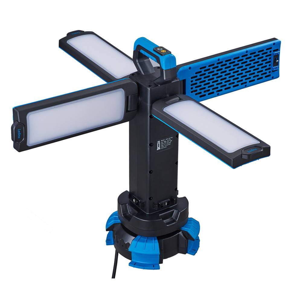 Eine tragbare LED-Arbeitsleuchte mit drei verstellbaren Paneelen und einer stabilen Basis, entwickelt für eine helle und flexible Arbeitsplatzbeleuchtung.