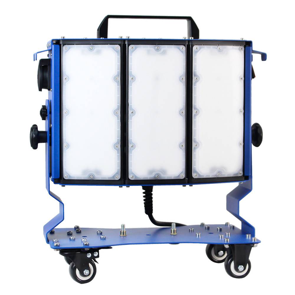 Eine mobile industrielle LED-Arbeitsleuchte auf Rollen, ausgestattet mit drei rechteckigen Lichtpanels, einem robusten Griff und verstellbaren Halterungen.