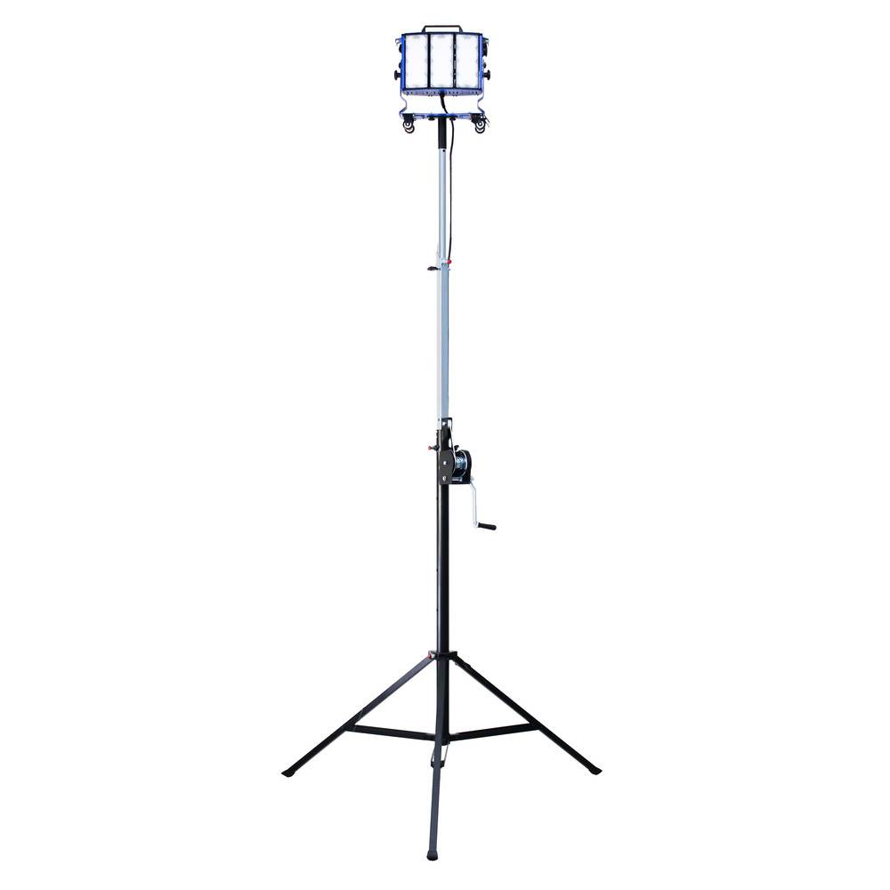 Hoher industrieller Lichtturm mit einem Scheinwerfer, der auf einem Stativständer montiert ist und mit einer Kurbel zur Höhenverstellung ausgestattet ist.