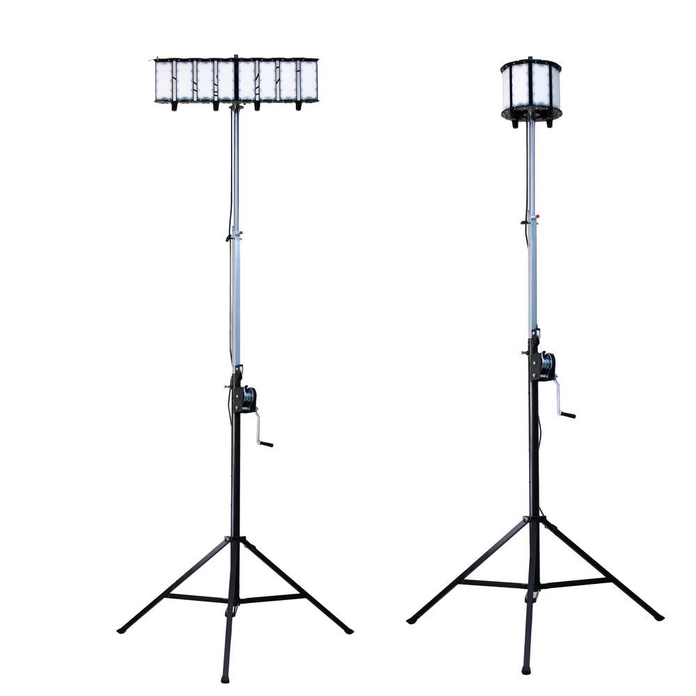 Zwei hohe, verstellbare Stativleuchten mit rechteckigen und kreisförmigen Köpfen, die für die Bereitstellung von Studio- oder Bühnenlicht konzipiert sind.