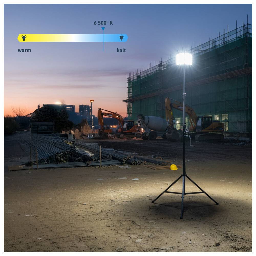 Eine Baustelle in der Abenddämmerung mit Baumaschinen und Gerüsten; eine helle LED-Arbeitsleuchte steht mittig und beleuchtet die Umgebung.