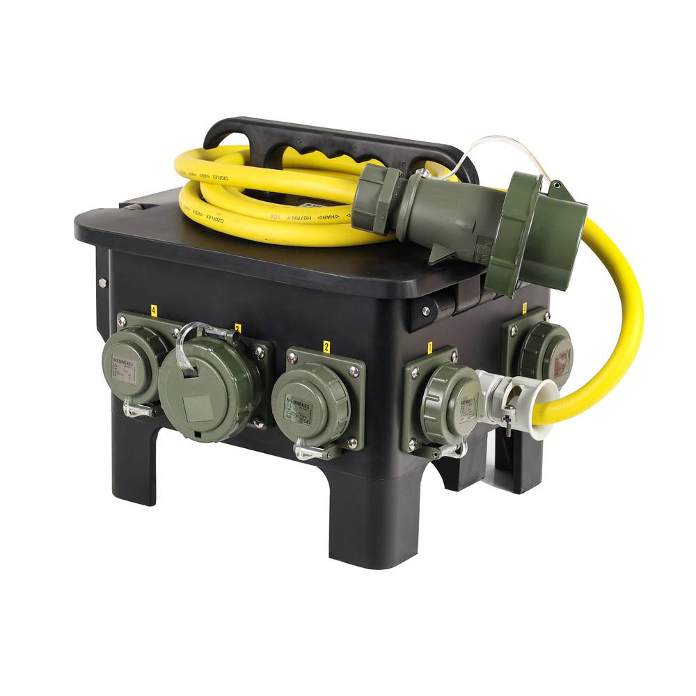 Eine mobile Stromverteilungseinheit mit mehreren Steckdosen und einem gelben Kabel oben. Verwendet für die sichere Verbindung mehrerer elektrischer Geräte.
