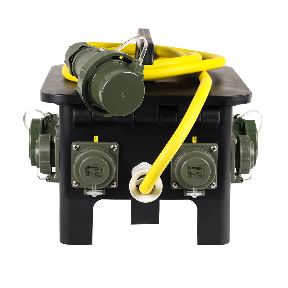 Eine schwarze mobile Stromverteilungsbox mit mehreren elektrischen Steckdosen und gelben Kabeln ist zu sehen, geeignet für Freiluftveranstaltungen oder Baustellen.