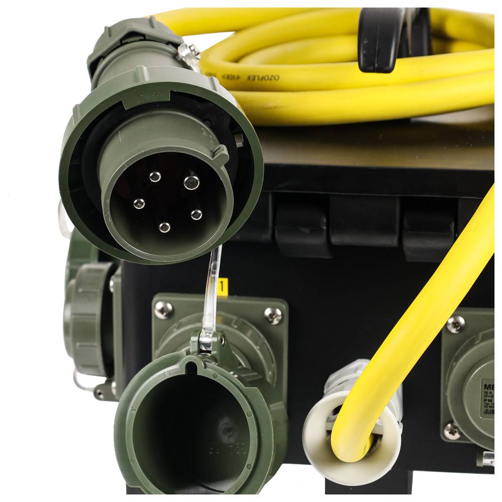 Eine Nahaufnahme eines robusten elektrischen Steckers und einer Steckdose, die mit einem dicken gelben Kabel verbunden sind und industrielle Stromnutzung andeuten.