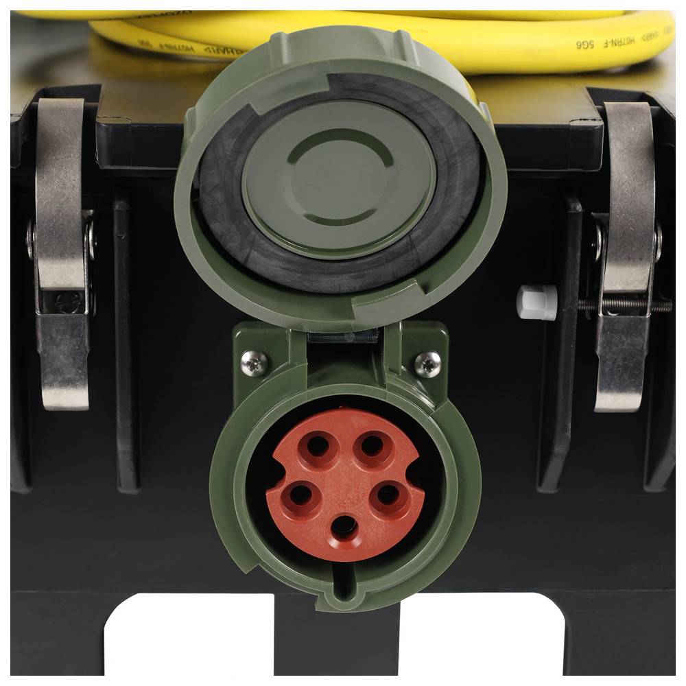 Eine Nahaufnahme einer offenen Stromsteckdose an einem Industriegerät, die einen runden roten Stecker mit vier Löchern zeigt.