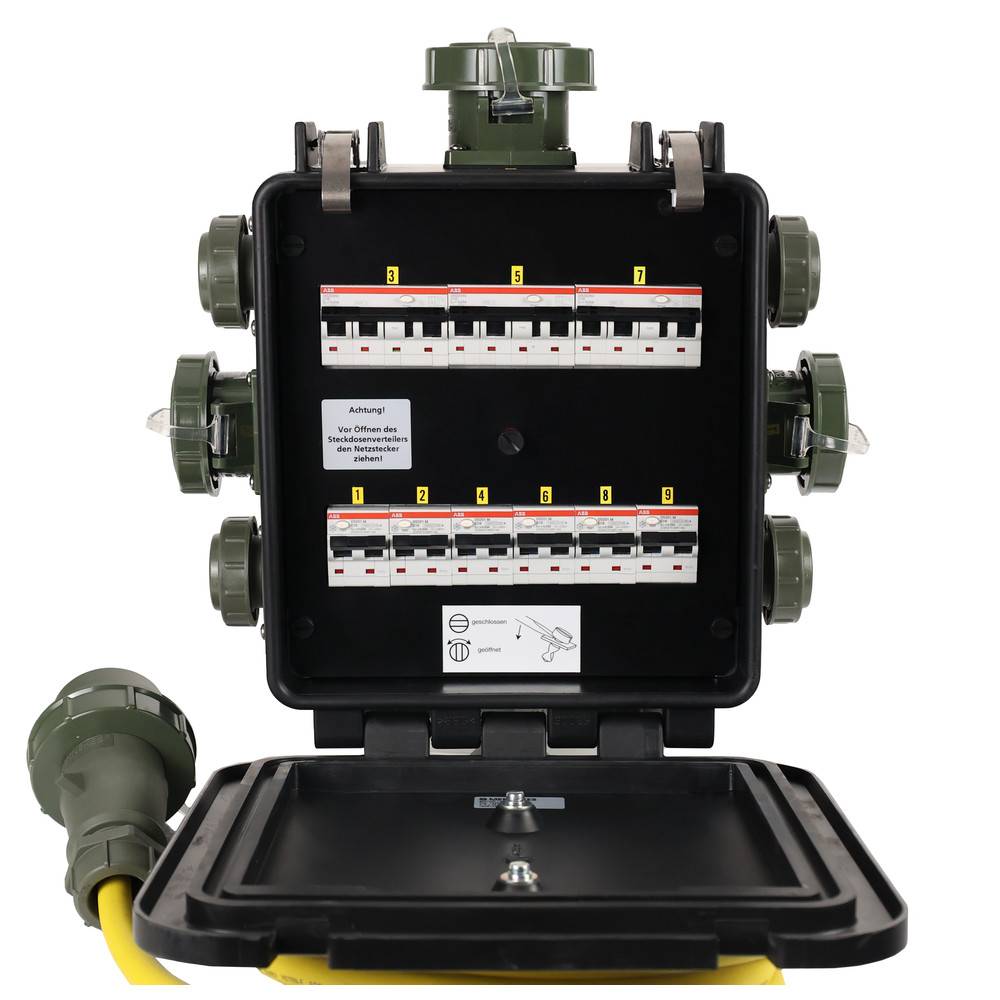 Eine offene militärische Elektroverteilerdose, die mehrere Schaltkreise, Schalter und Verbindungen zeigt, mit Textbeschriftungen und Diagrammen für Anweisungen.