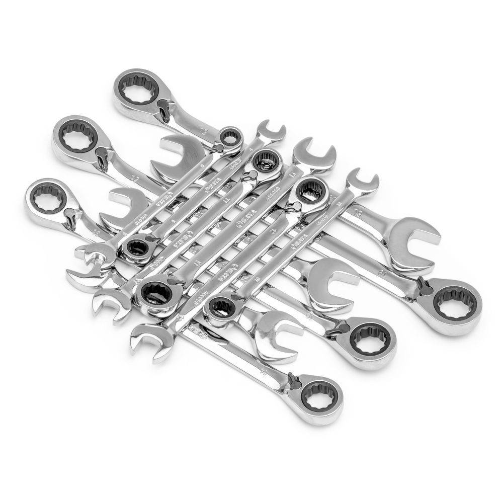 Ein Satz von neun metallischen Maulschlüsseln, die in einem Kreuzungsmuster angeordnet sind.