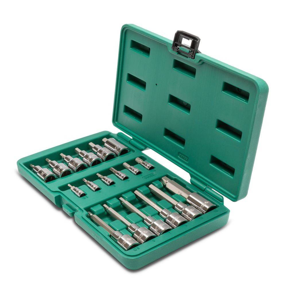 Eine grüne Plastikbox mit verschiedenen Stecknüssen, die in Reihen angeordnet sind und für mechanische und automobilbezogene Arbeiten verwendet wird.