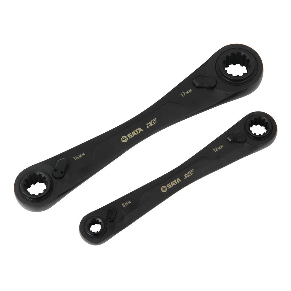 Zwei schwarze doppelseitige SATA-Ratschenschlüssel mit den Größen 14 mm x 17 mm und 9 mm x 12 mm, diagonal auf weißem Hintergrund platziert.