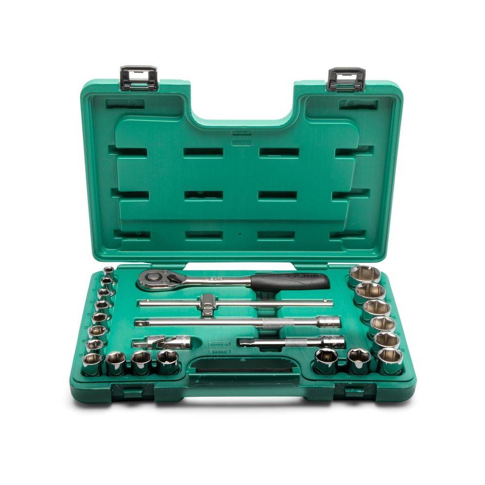 Eine grüne Werkzeugkiste, geöffnet, um einen vollständigen Satz Metallstecknüsse, einen Knarrenschlüssel und Verlängerungen zu zeigen, die ordentlich in ihren jeweiligen Fächern angeordnet sind.