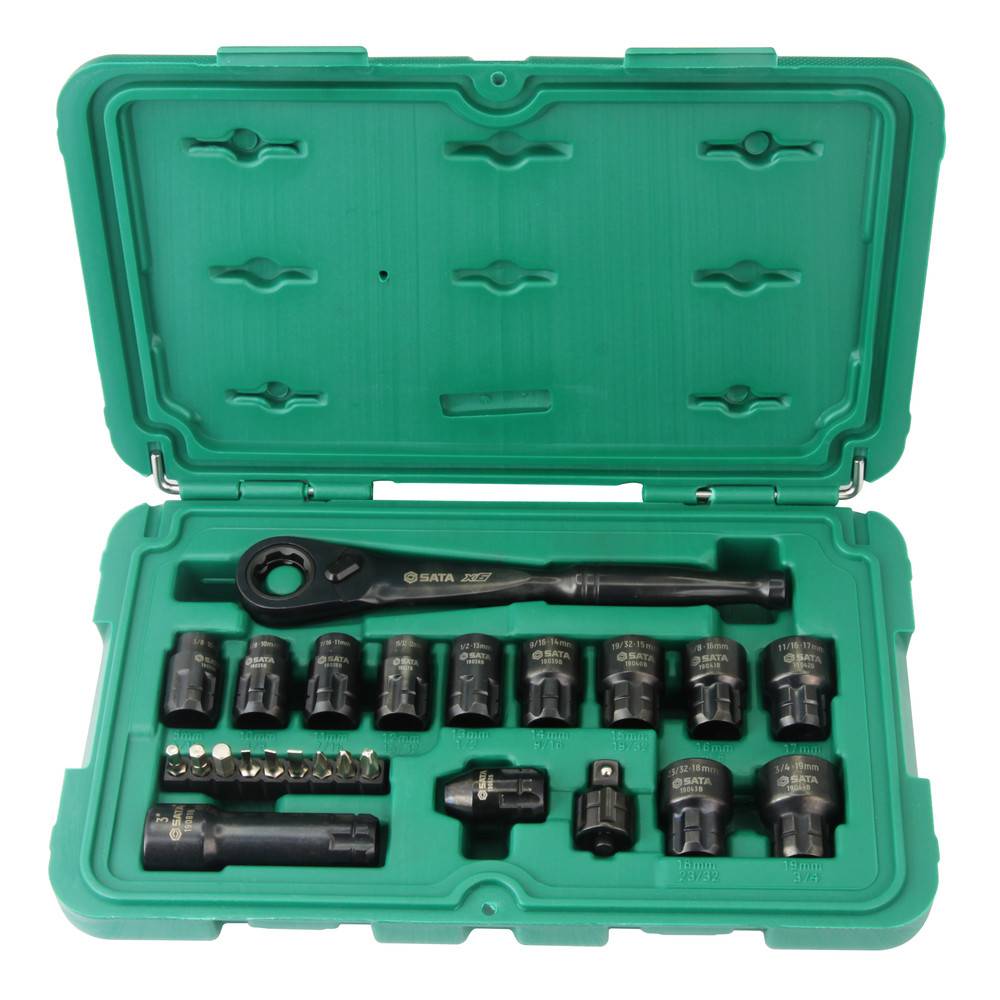 Eine grüne Werkzeugkiste, geöffnet, um einen Satz Steckschlüssel zu zeigen, einschließlich verschiedener Größen und eines Ratschenschlüssels, die ordentlich in vorgesehenen Fächern angeordnet sind.