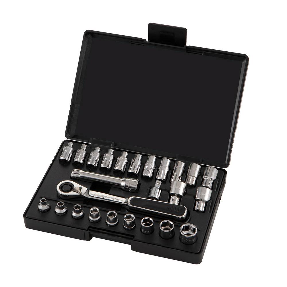 Ein schwarzer Werkzeugkoffer mit geöffnetem Deckel, der einen Satz metallischer Steckschlüssel und einen Knarre ordentlich in Reihen angeordnet zeigt.