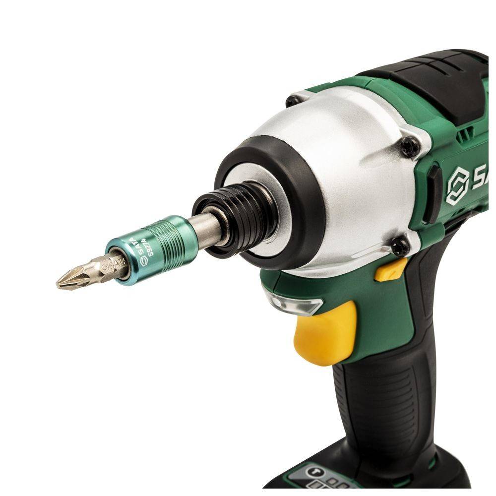 Eine grüne und schwarze kabellose Bohrmaschine mit angesetztem Metallbohrer, ausgestattet mit einem ergonomischen Griff und sichtbarem Markenlogo in Nähe des oberen Endes.