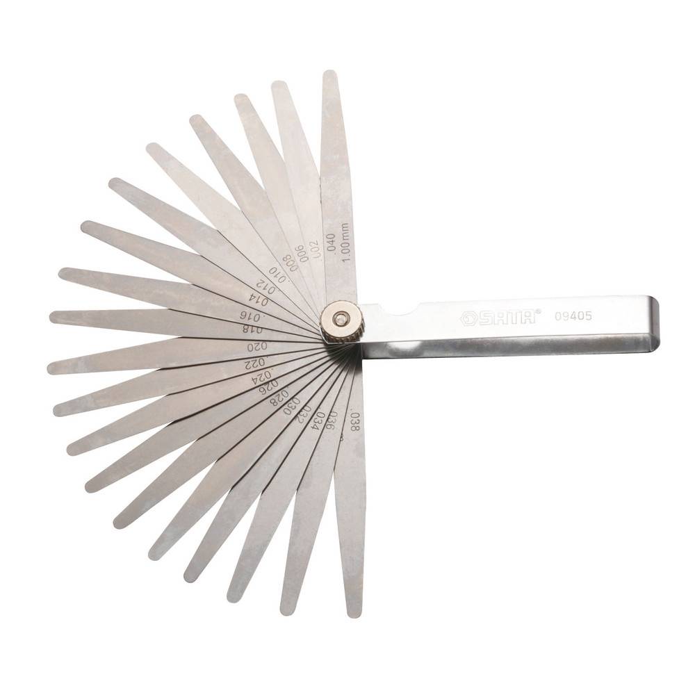 Ein fächerförmiger Satz von Fühlerlehren aus Metall mit verschiedenen Dicken, die auf jeder Klinge markiert sind und zum Messen von Spalten oder Abständen verwendet werden.