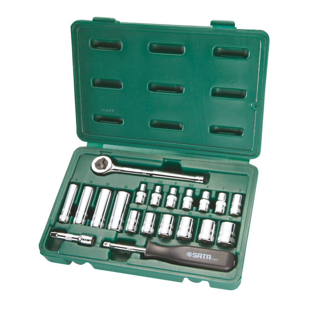 Ein grüner Plastikkoffer mit einem silbernen Ratschenschlüssel, einer Verlängerung und 13 unterschiedlich großen Steckschlüsseln, die zum Anziehen und Lösen von Schrauben verwendet werden.