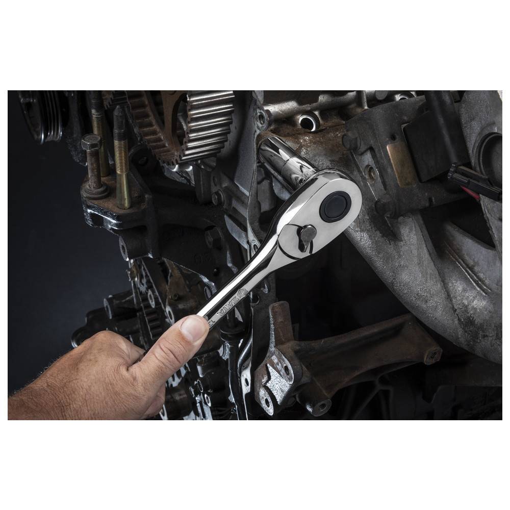 Eine Person verwendet einen Ratschenschlüssel, um eine Schraube an einer Motorkomponente festzuziehen, was die Anwendung des Werkzeugs bei der mechanischen Reparatur veranschaulicht.