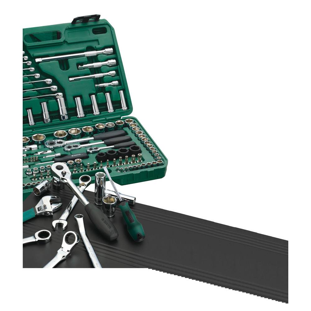Eine grüne Werkzeugkiste ist geöffnet und zeigt verschiedene Steckschlüssel und Werkzeuge, die im Inneren ordentlich sortiert sind. Zusätzliche Werkzeuge sind davor verstreut.