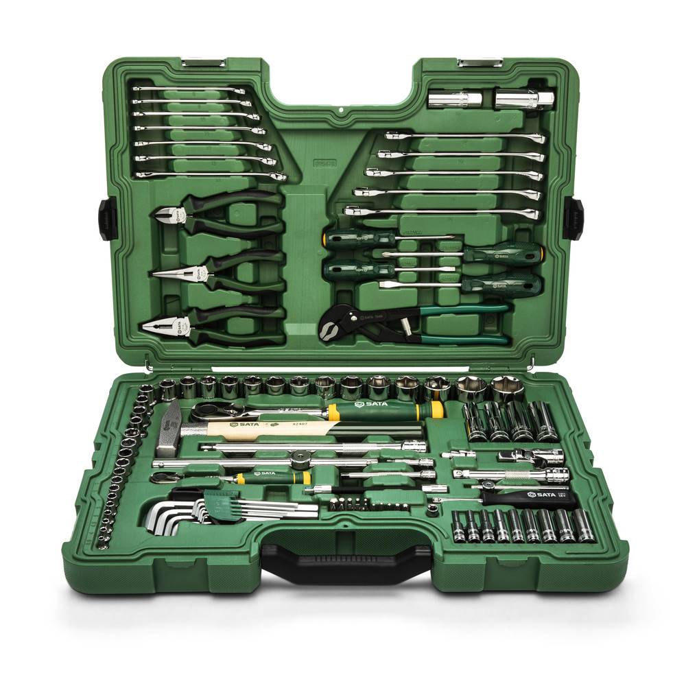 Eine grüne Werkzeugkiste mit verschiedenen Handwerkzeugen, darunter Schraubschlüssel, Zangen, Schraubendreher und Steckschlüssel, sorgfältig in einem Kunststoffkoffer geordnet.