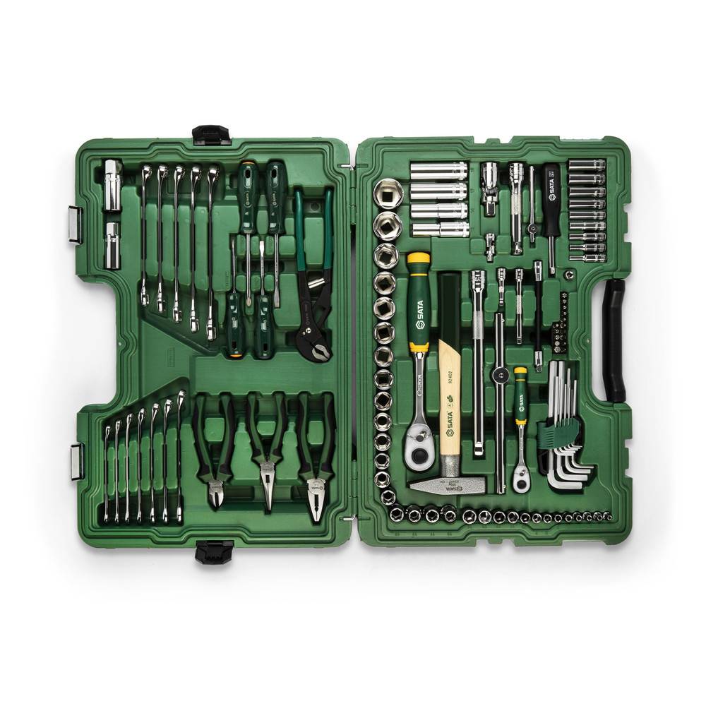 Eine grüne Werkzeugkiste, geöffnet und mit einem ordentlich arrangierten Satz von Werkzeugen bestückt, darunter Schraubschlüssel, Zangen, Schraubendreher und Steckschlüssel in verschiedenen Größen.