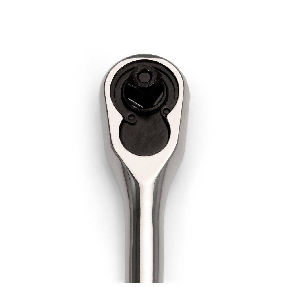 Eine Nahaufnahme eines Metallratschenschlüssels, die den Zahnradmechanismus und den quadratischen Antrieb vor einem einfarbigen weißen Hintergrund zeigt.