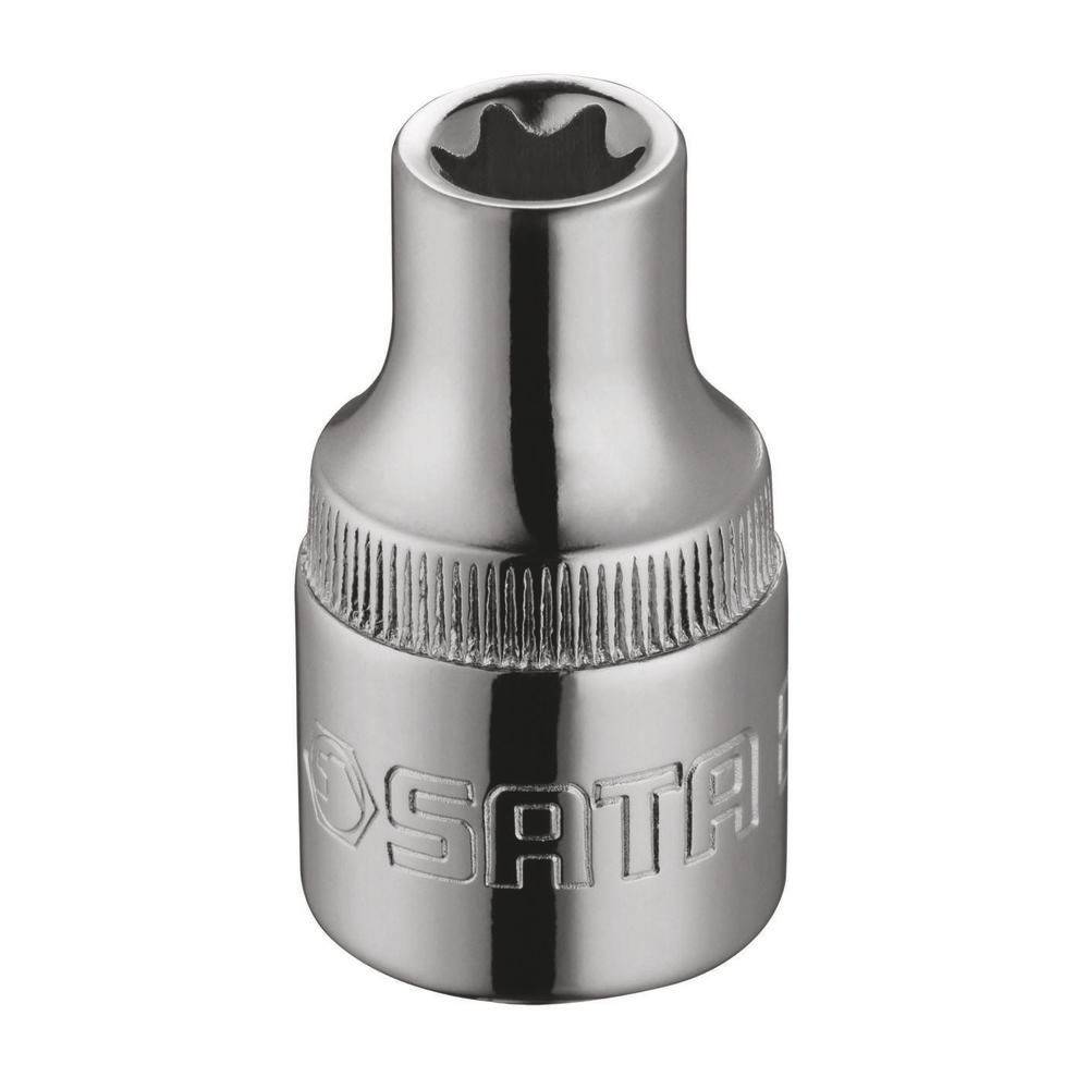 Eine glänzende, zylindrische Metallbuchse mit einer sternförmigen Öffnung, verwendet zum Anziehen oder Lösen von Schrauben und Muttern, mit der Aufschrift 'SATA'.