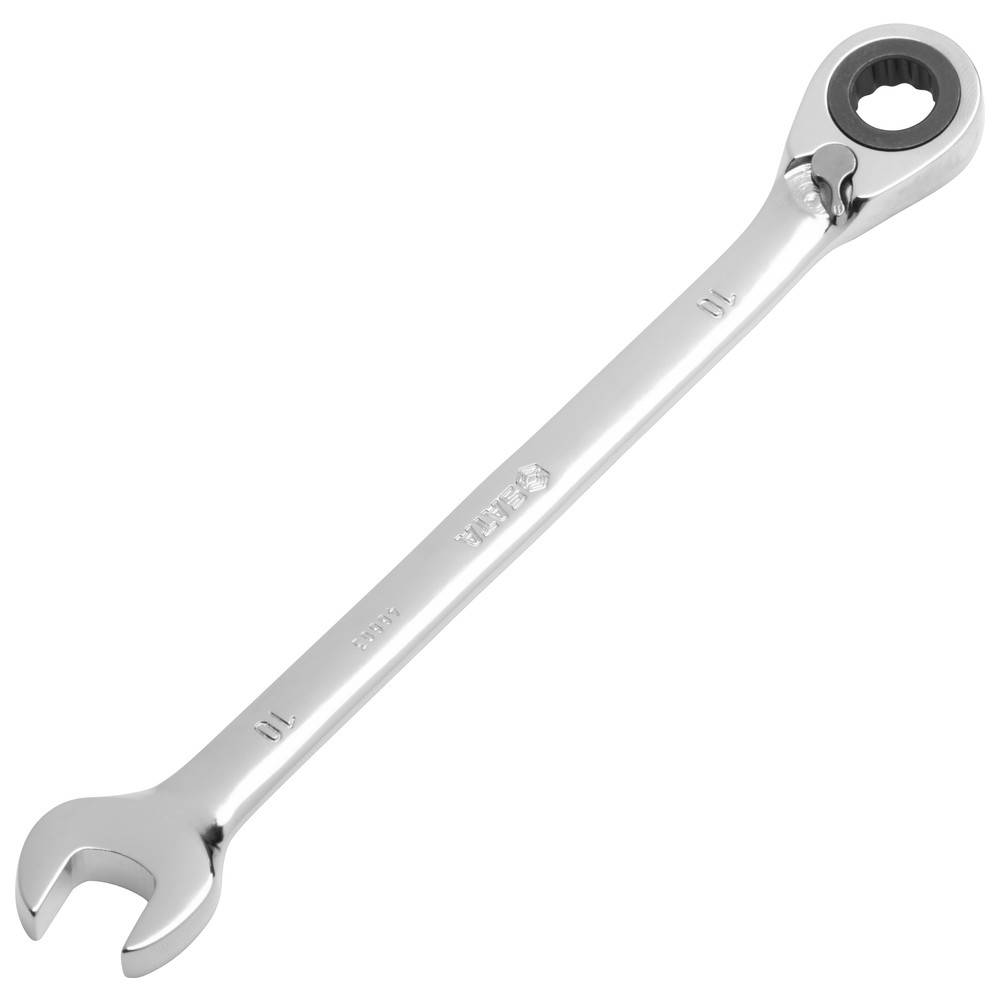 Ein glänzender silberner Schraubenschlüssel mit einer offenen Seite und einem ratschenden Ringschlüsselende auf der anderen Seite, der zum Anziehen oder Lösen von Muttern und Schrauben verwendet wird.