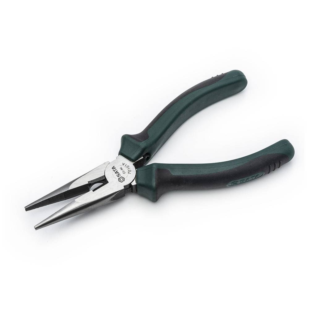 Ein Paar grüngriffige Spitzzange liegt offen auf einem schlichten weißen Hintergrund und zeigt die lange, zulaufende Spitze sowie die Drahtschneidkante des Werkzeugs.