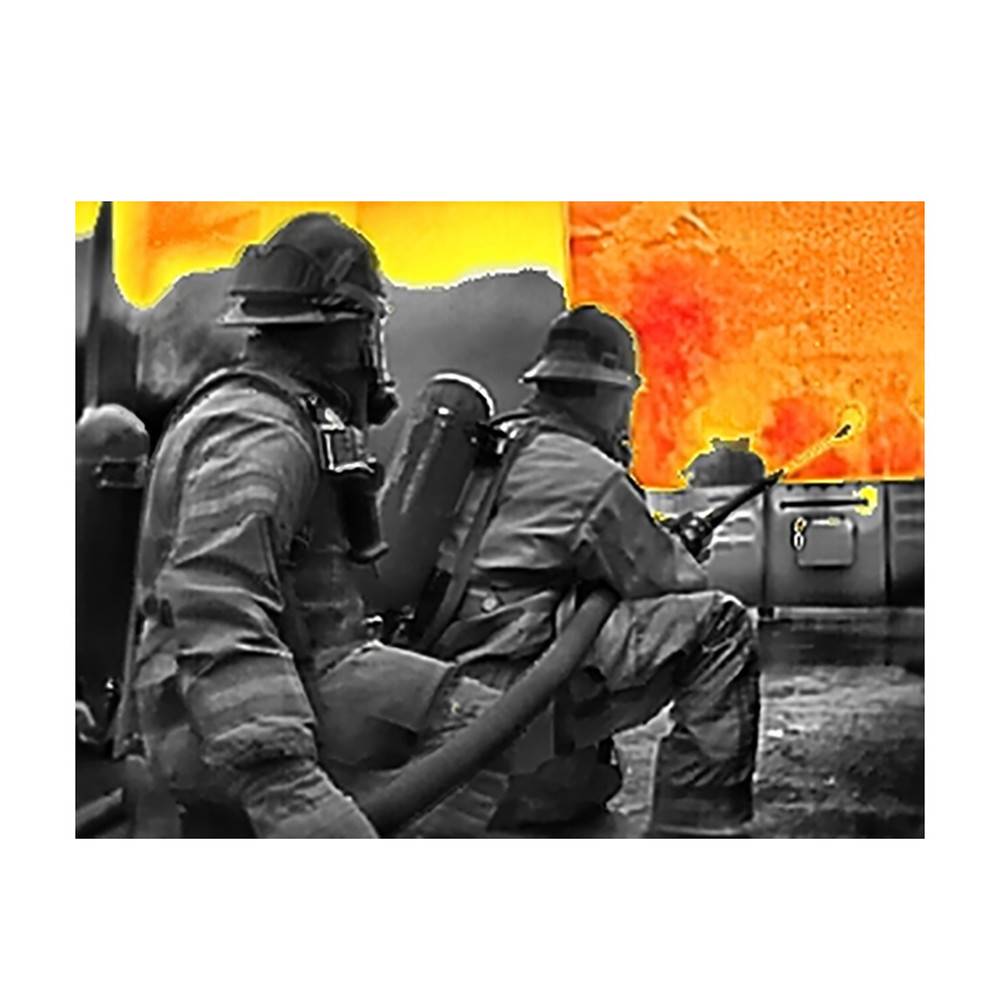 Feuerwehrleute in Schutzausrüstung knien und sprühen Wasser auf große Flammen während eines Löscheinsatzes und demonstrieren dabei Teamwork und Tapferkeit.