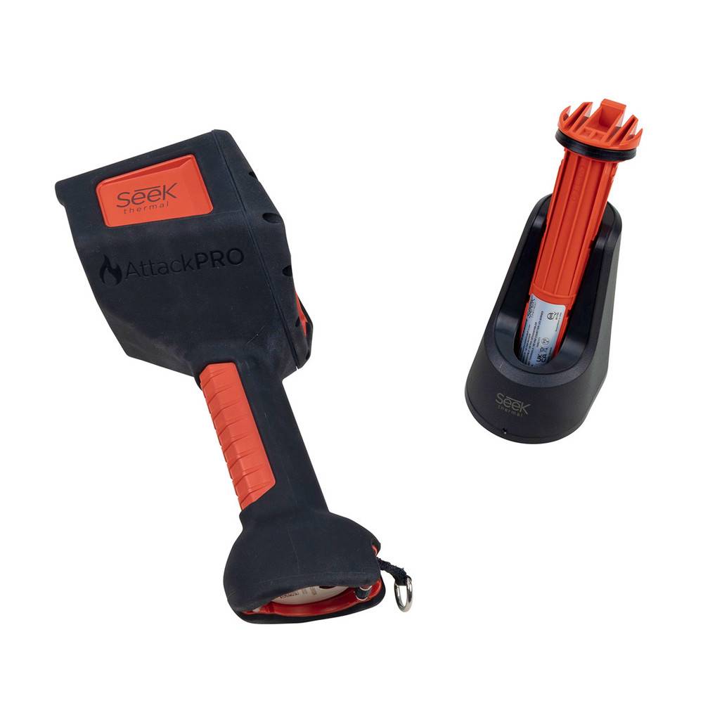 Seek Thermal Gerät mit Griff, gekennzeichnet als 'AttackPRO', und eine passende Ladestation. Entwickelt für Wärmebildgebung im Bereich Sicherheit und Brandbekämpfung.
