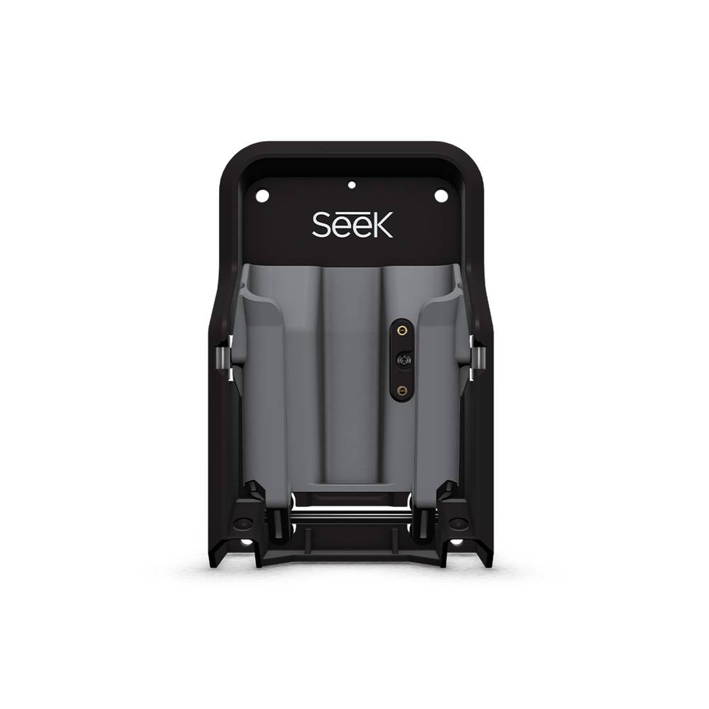 Ein schwarzer und grauer Handhalter für ein Gerät mit dem Logo 'Seek' an der Oberseite, der eine zentrale Vertiefung zur sicheren Befestigung eines Geräts aufweist.
