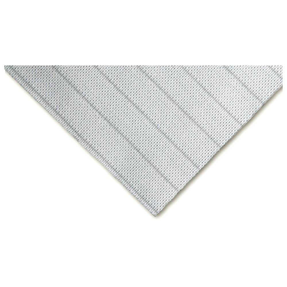 Ein grauer, dreieckiger Stoffteil mit Textur, gefaltet mit sichtbaren Linien und Mustern, vor einem weißen Hintergrund.