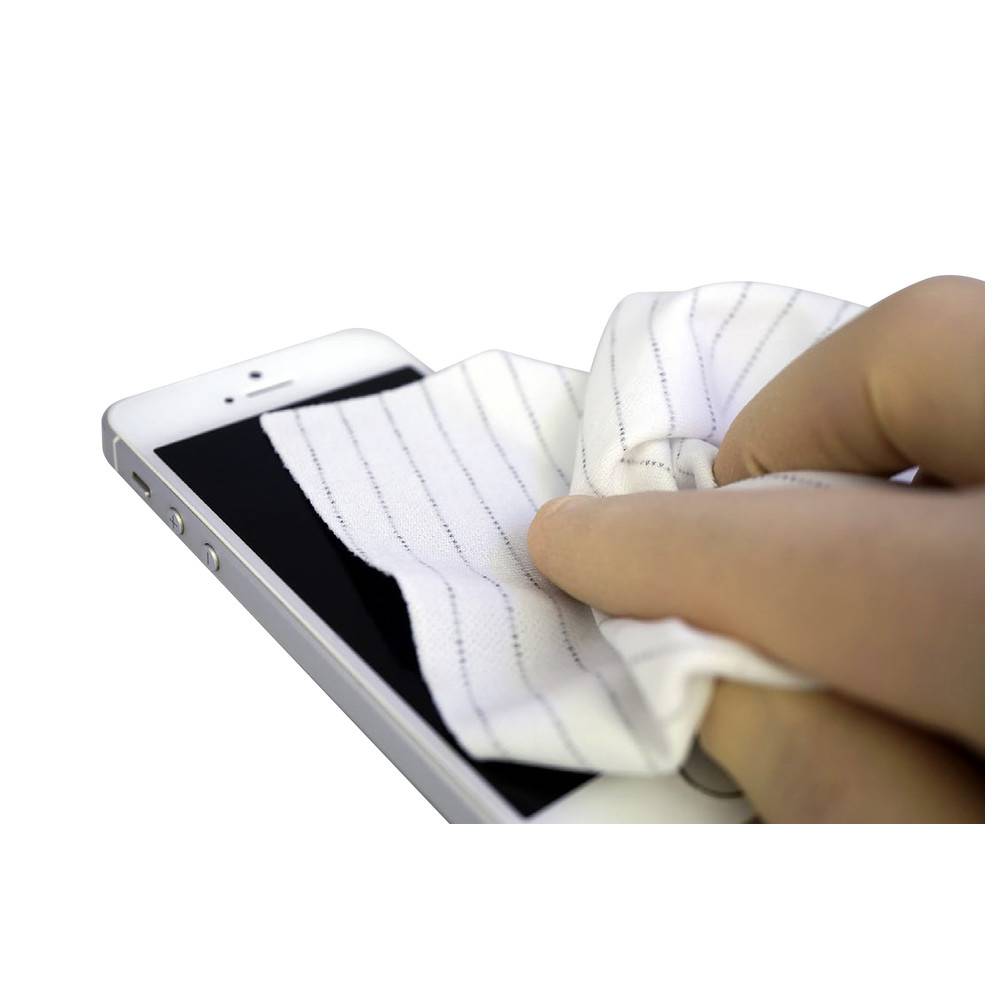 Eine Hand wischt einen Smartphone-Bildschirm mit einem weißen Tuch ab und betont damit die Reinigung und Wartung elektronischer Geräte.