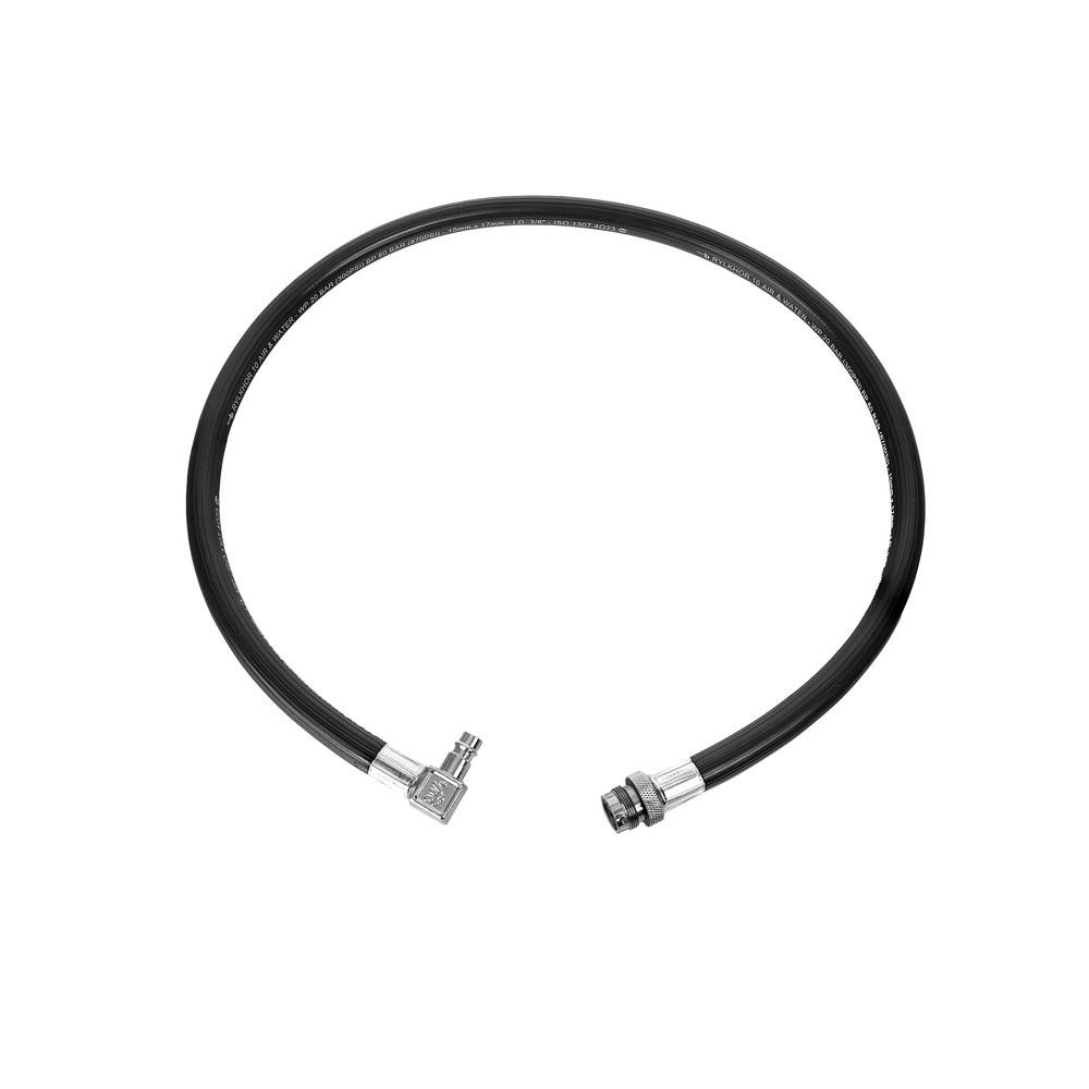 Ein schwarzer Schlauch mit Metallanschlüssen an beiden Enden, konzipiert für Gas- oder Fluidverbindungen. Ein Ende verfügt über einen Winkelanschluss von 90 Grad.