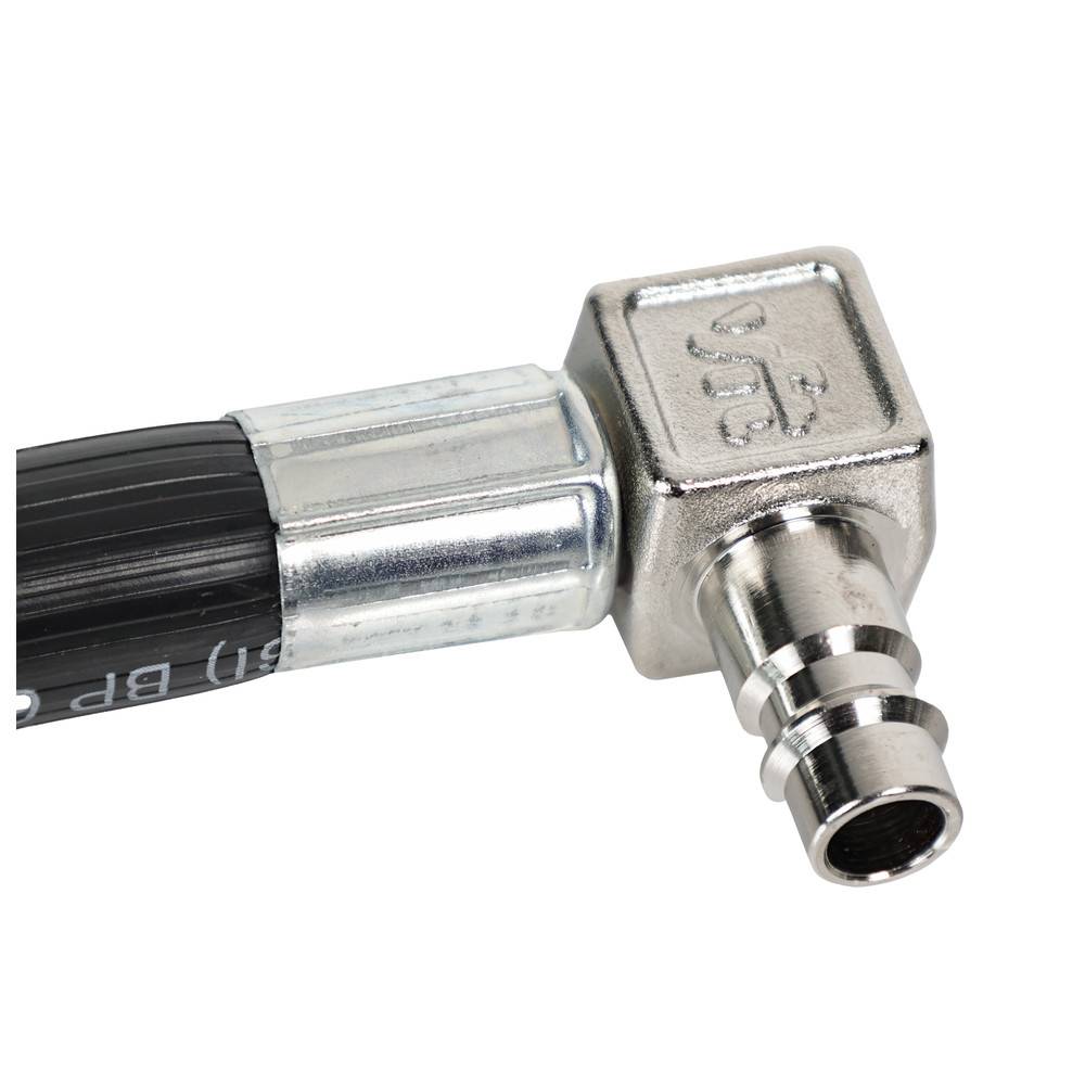 Eine Nahaufnahme einer Metallschlauchkupplung mit quadratisch geformtem Ende, die an einem schwarzen Schlauch befestigt ist. Die Kupplung ist silbern mit gravierten Markierungen.